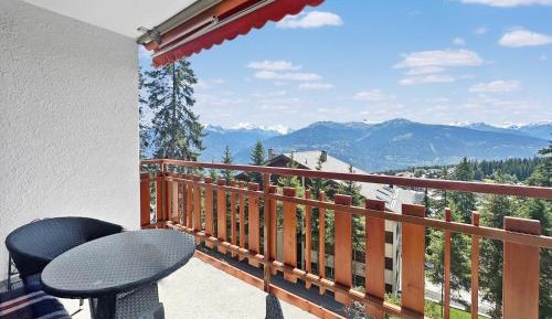 Apartment with Mountain View