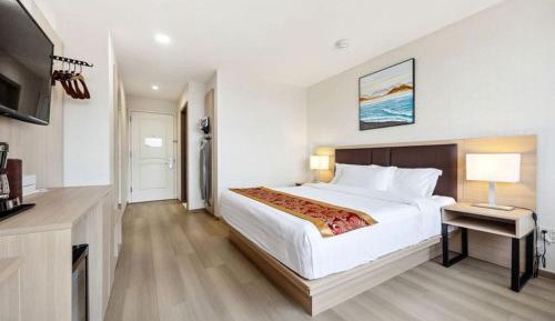 King Room - Mobility Accessible with Bathtub with Grab Bars