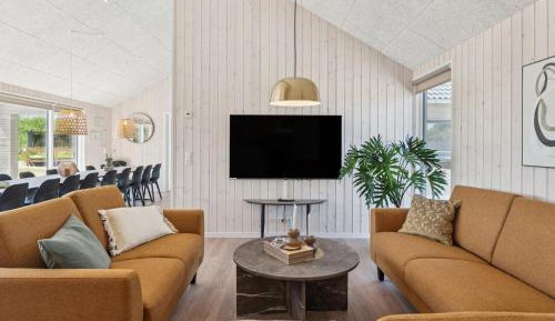 Eight-Bedroom Holiday Home