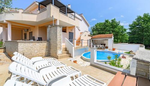 Apartment with Garden View