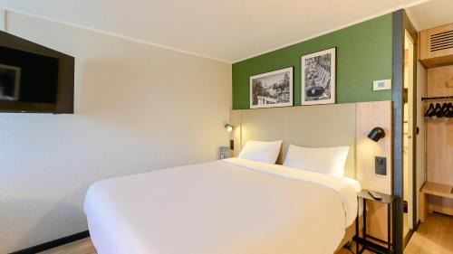 Standard Room - 1 Queen Bed