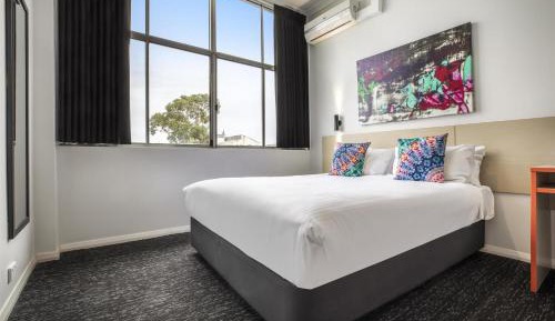 Economy Queen Room with Shared Bathroom 