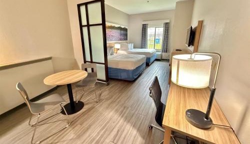 Studio with Two Queen Beds - Non-Smoking