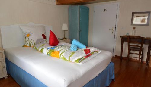 Single Room with Shared Bathroom