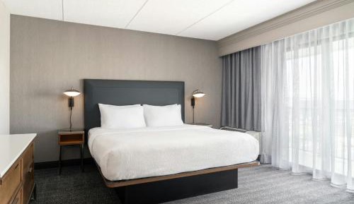 Deluxe King Room with Sofa Bed and Roll-In Shower - Mobility/Hearing Accessible