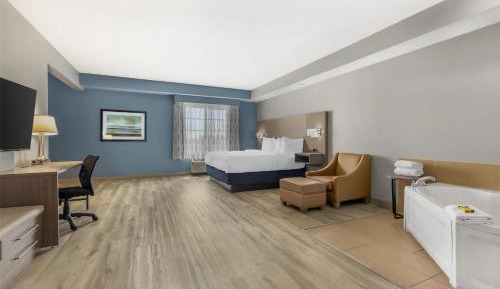 King Suite with Sofa Bed and Whirlpool - Nonsmoking