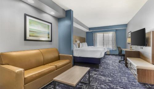 Queen Suite with Two Queen Beds, Sofa Bed and Sitting Area - Non-Smoking