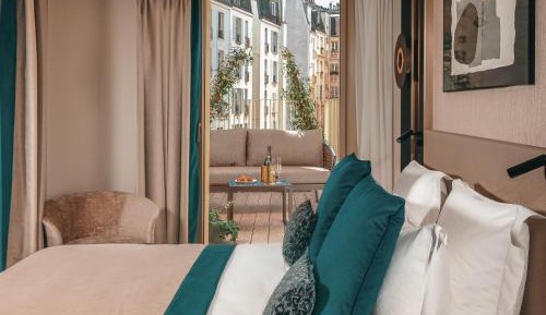 Double Superior Room with Balcony with Free Sauna and Gym Access