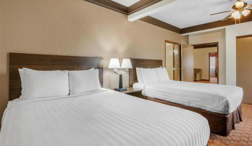 Two-Room Suite with One King Bed and Two Queen Beds - Non-Smoking