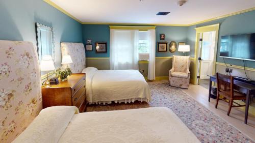 Two Queen Maple Glen Room