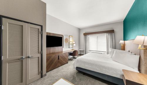 Standard King Room with Mobility Accessible Tub
