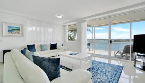 Apartment with Lake View