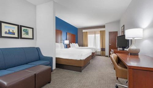Queen Suite with Two Queen Beds and Sofa Bed - Non-Smoking