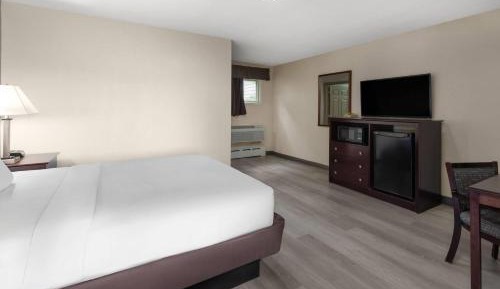 Queen Room with Bathtub w/Grab Bars - Mobility Accessible/Non-Smoking