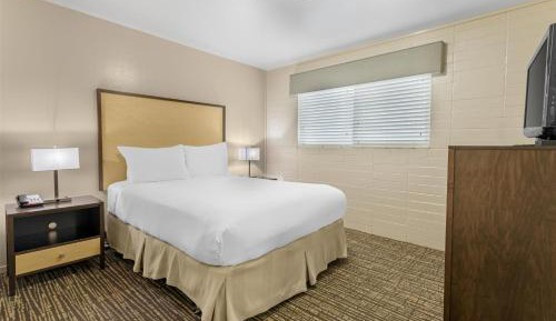 Two-Bedroom Queen Suite with Patio and Kitchen