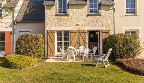 Two-Bedroom House with Fireplace and Terrace (6 people)