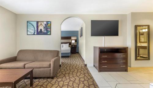 Queen Suite with Spa Bath - Non-Smoking