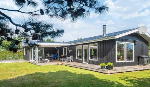 Three-Bedroom Vacation Home 