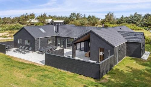 Eight-Bedroom Holiday Home