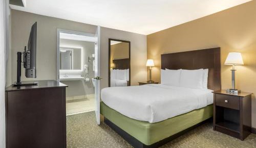 Corner Queen Room - Non-Smoking