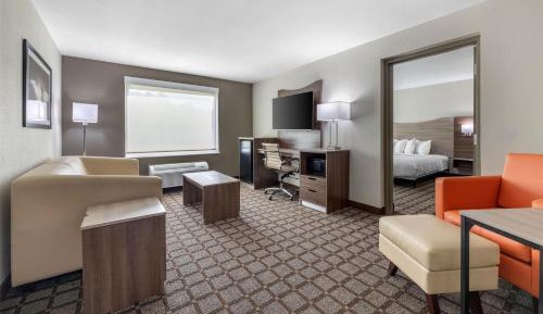 King Suite with Roll-In Shower and Sofa Bed - Disability Access/Non-Smoking