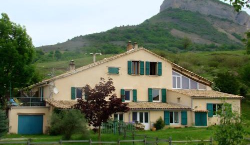 Three-Bedroom Apartment with Mountain View