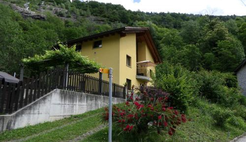 Two-Bedroom Apartment with Mountain View