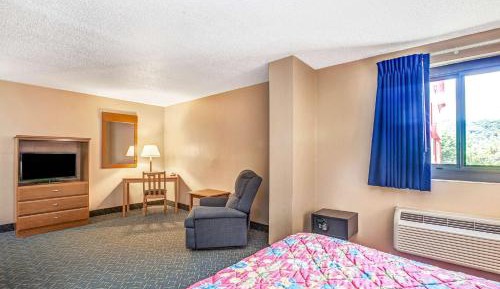 Deluxe Queen Room - Non-Smoking