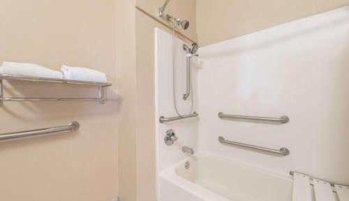 Deluxe King Room with Bath Tub - Mobility/Hearing Accessible - Non-Smoking
