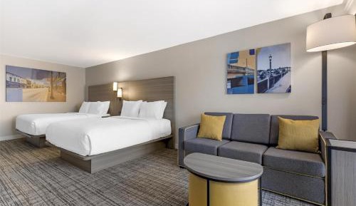 Queen Room with Two Queen Beds and Sofa Bed - Balcony/Non-Smoking