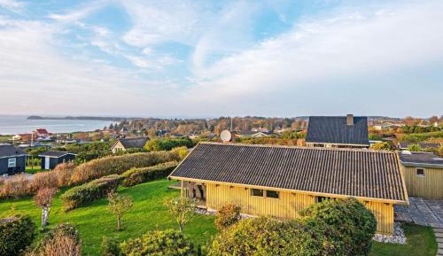 Three-Bedroom Vacation Home 