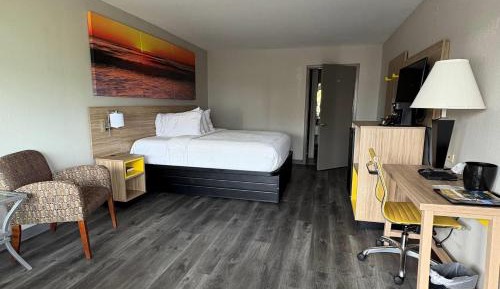 Deluxe King Room with Bathtub w/Grab Bars - Mobility Accessible/Non-Smoking