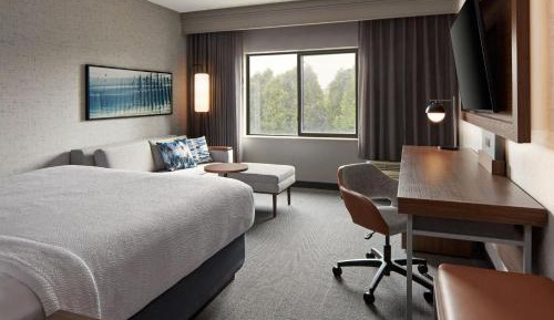 King Room with Roll-In Shower - Mobility Access/Hearing Accessible
