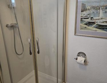 Large Family Room with Private External Bathroom (4 People)