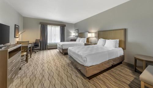 Queen Room with Two Queen Beds and Kitchenette