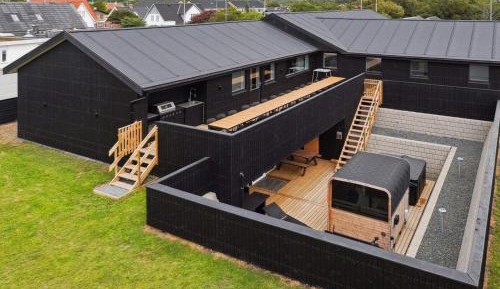Fourteen-Bedroom Holiday home