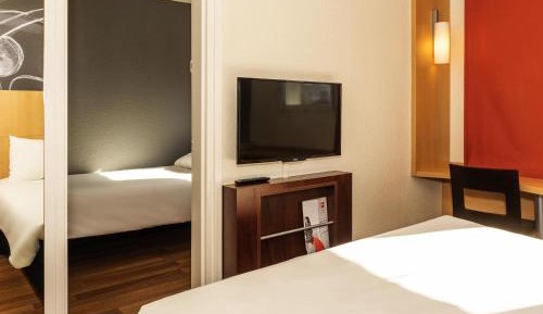 Standard Room with One Double Bed and One Single Bed