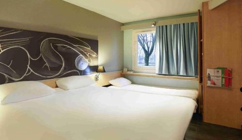 Standard Room with One Double Bed and One Single Bed