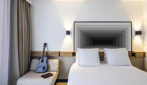 Standard Room with One Double Bed and One Single Bed