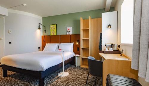 Comfort Room with Double Bed and Two Single Sofa Beds