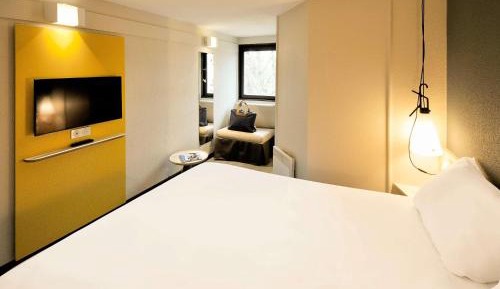 Standard Room with One Double Bed and One Single Bed