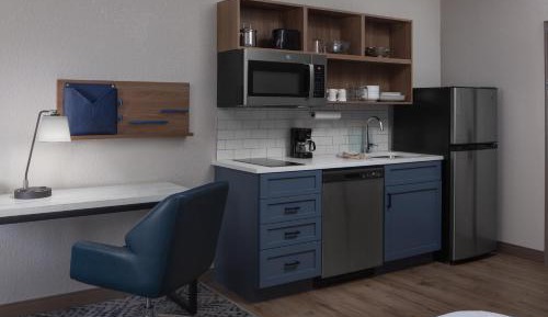 Studio Queen Suite with Communications Accessible Tub