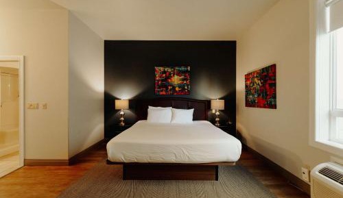King Room with Fireplace and Bar Area - No Elevator Access/Non-Smoking