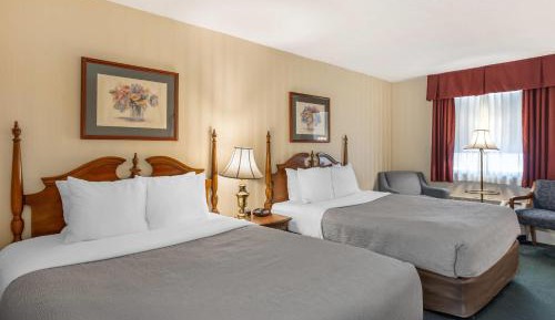 Queen Room with Two Queen Beds - Interior Hall/No Pets