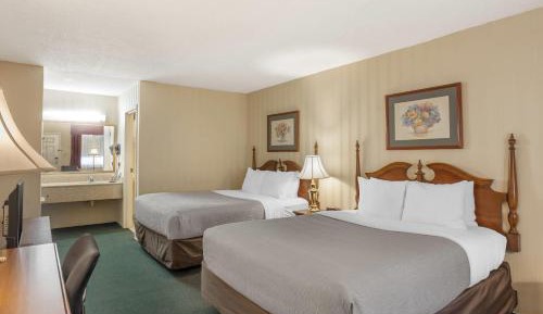 Queen Room with Two Queen Beds - 1st Floor/Pet Friendly