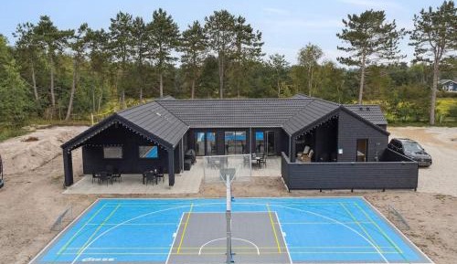 Eight-Bedroom Holiday Home