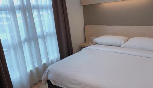 Standard Queen Room (with Window)