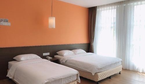 Deluxe Triple Room with 1 Queen 1 Single Bed