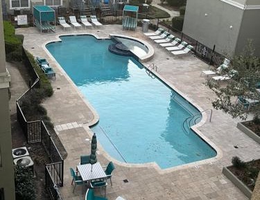 Apartment with Pool View 