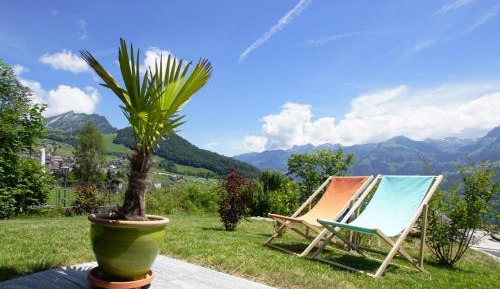 Apartment with Mountain View